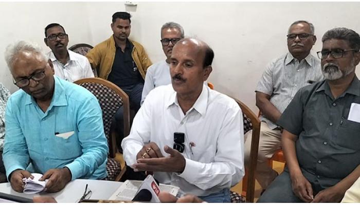 विश्वास पाटील यांच्या बंधूकडून साहित्य महामंडळाचा निषेध