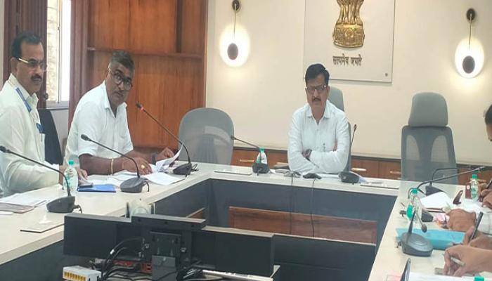 रोजगार हमी योजनेतील जुनी अपूर्ण कामे आठ दिवसात पूर्ण करा : जिल्हाधिकारी संतोष पाटील