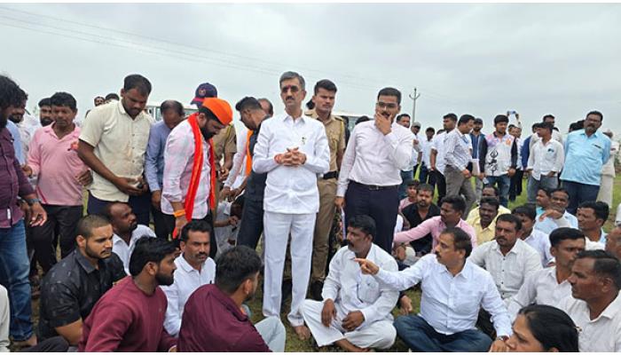 अहिल्यानगरच्या बाधित भागांचा शंभूराज देसाई यांनी अनवाणी फिरत शेतकऱ्यांचा बांध गाठला