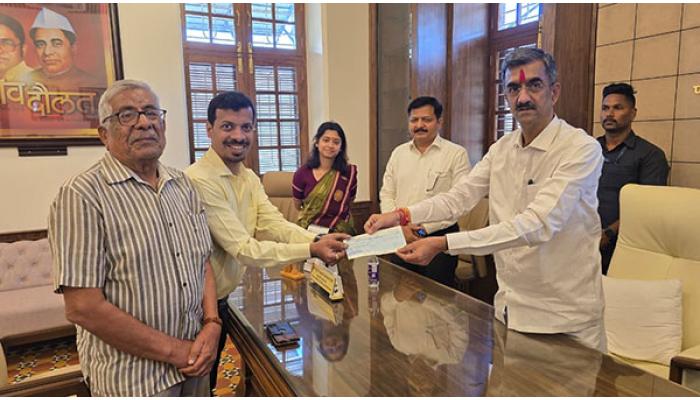 शरावती सुखटनकर यांनी केला मुख्यमंत्री सहाय्यता निधीसाठी धनादेश सुपुर्द