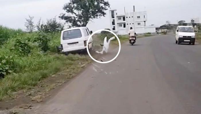 पुसेगावमध्ये ‘ड्रंक अँड ड्राइव्ह’ चा थरार; दोघां दुचाकीस्वारांना ओमनीने उडवले