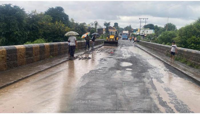 वडूथ, वाढे पुलावर भर पावसात खड्डे भरण्यास सुरुवात