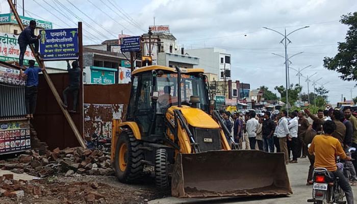 व्यापा-यांनी ओढ्यावर केलेल्या म्हसवड पालिकेचा अतिक्रमणावर हातोडा