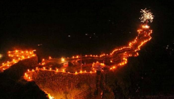 छ. शिवरायांच्या दैदिप्यमान पराक्रमाची साक्ष देणारा किल्ले प्रतापगड शेकडो मशालींनी उजळला
