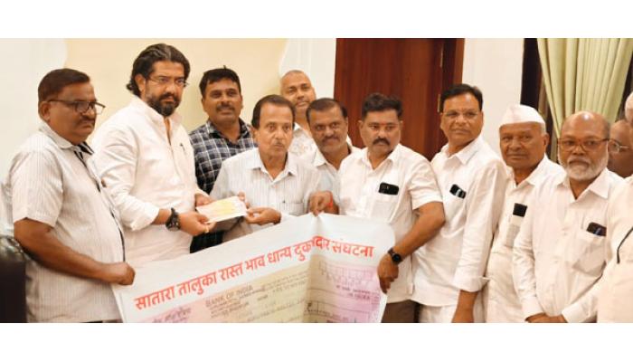 सातारा तालुका रेशन दुकानदार संघटनेची पूरग्रस्तांसाठी आर्थिक मदत