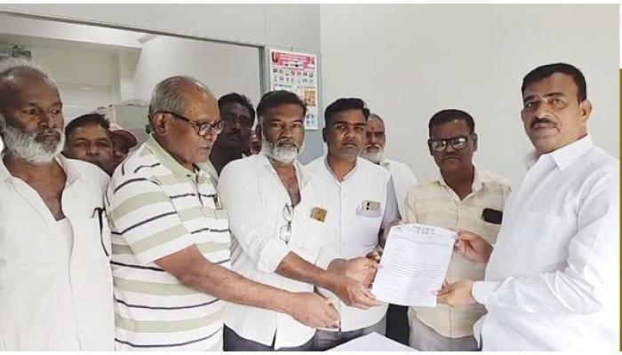 अतिवृष्टीग्रस्त शेतकऱ्यांबरोबरच रोजंदारी करणाऱ्या मजुरांना आर्थिक मदत द्या