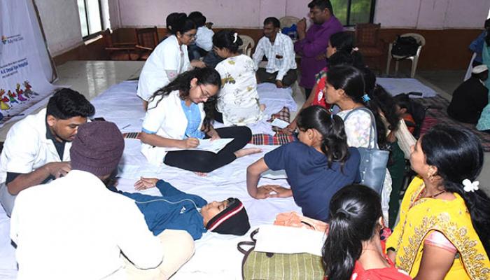 मुकुल माधव फाउंडेशन च्या वतीने सातारा जिल्ह्यात तीन आरोग्य शिबिरे संपन्न