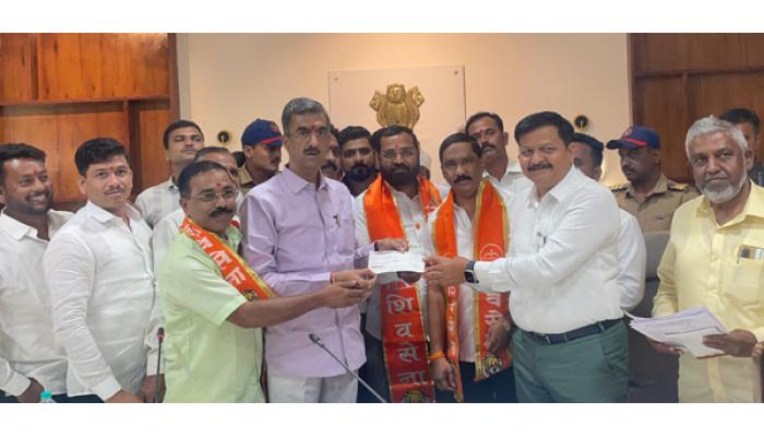 सातारा शिवसेनेकडून पूरग्रस्तांसाठी 1 लाख 1 हजार रुपयांची मदत ; पालकमंत्री शंभूराज देसाई यांच्याकडे धनादेश सुपूर्द