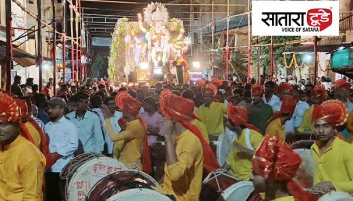 नवरात्र उत्सवाची साताऱ्यामध्ये जल्लोषात सांगता; बारा तासाच्या विसर्जन मिरवणूकानंतर आदिशक्तीना निरोप