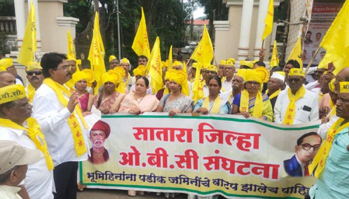 जिल्हा ओबीसी महासंघाचा जिल्हाधिकारी कार्यालयावर मोर्चा; कुणबी मराठा नोंदीचे जीआर रद्द करण्याची केली मागणी