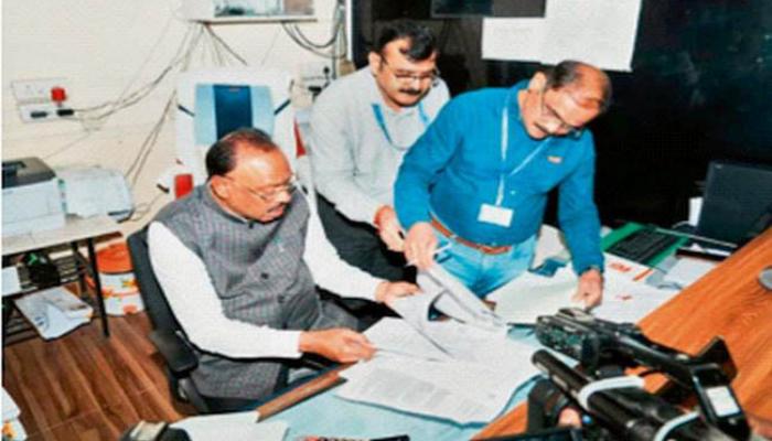 महसूल मंत्र्यांचा दुय्यम निबंधक कार्यालयातच छापा