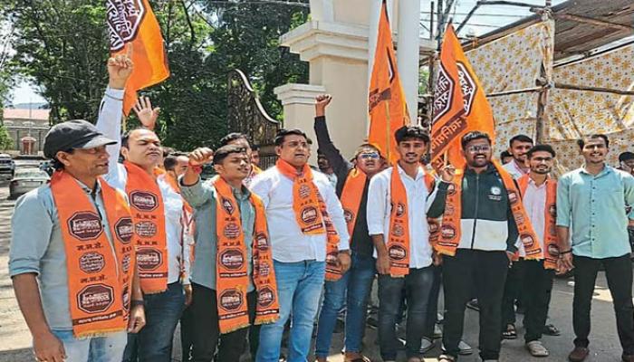 मनसेची सातारा जिल्हाधिकारी कार्यालयासमोर निदर्शने