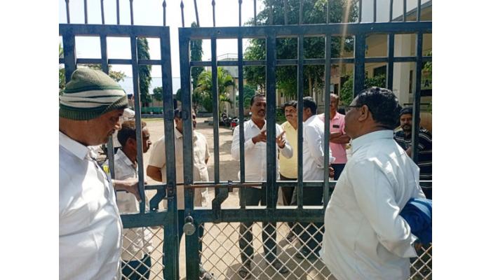 शिक्षकांच्या मनमानीमुळे संतप्त ग्रामस्थांनी करंजखोपमध्ये शाळेला ठोकले टाळे