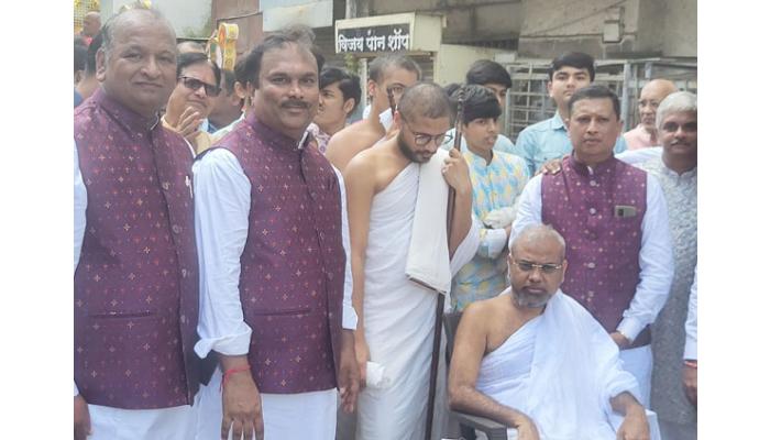 जैन धर्मचक्र तपनिमित्त साताऱ्यात भव्य शोभायात्रा; पारंपरिक वेशभूषा, बँडपथक व समाजबांधवांचा उत्साह