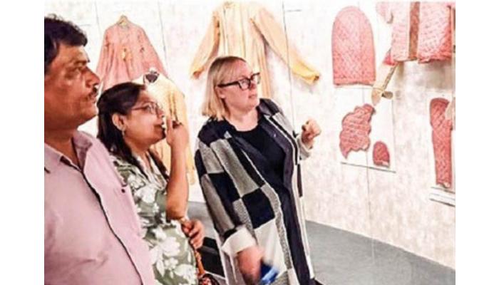 लंडन येथील म्युझियमच्या संचालिका यांनी छत्रपती शिवाजी महाराज संग्रहालयाला दिली भेट