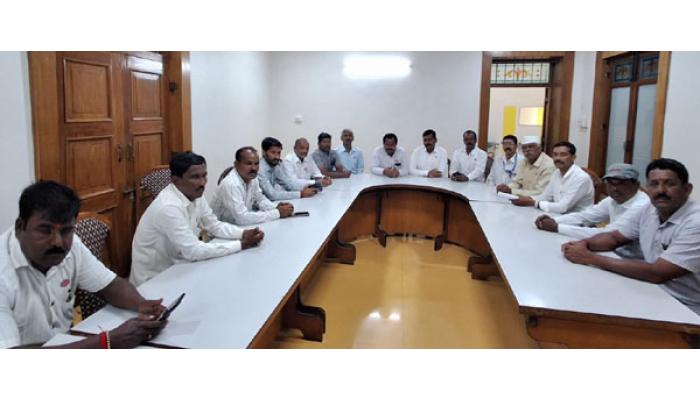 जयसिंगपूर येथे 24 व्या ऊस परिषदेचे आयोजन; माजी खासदार राजू शेट्टी यांनी साताऱ्यातील शेतकऱ्यांशी साधला संवाद