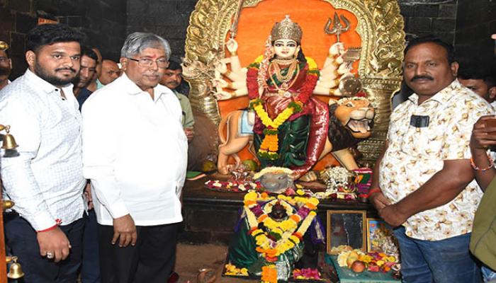 विविध प्रकारच्या 15 आहुतींचे दान होमकुंडात देऊन दुर्गामाता सहस्त्रचंडी याग