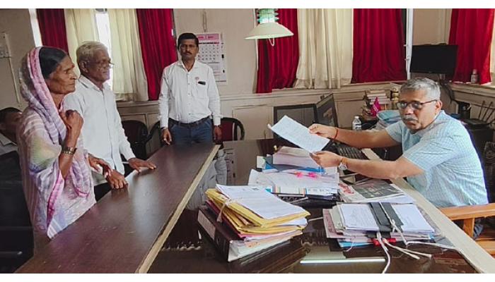 कराड तालुक्यातील सह्याद्री पतसंस्थेच्या मनमानीविरोधात शेतकरी संघटनेची निदर्शने; जिल्हा उपनिबंधकांना निवेदन