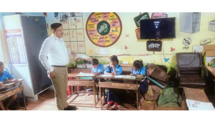 सांबरवाडी, येवतेश्वर व अंबाणी येथील शाळांची जिल्हाधिकारी संतोष पाटील यांच्याकडून पहाणी