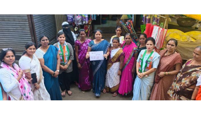 साताऱ्यात युवक व महिला प्रदेश काँग्रेसची सह्यांची मोहीम; व्होट चोरीचा निषेध करत सदस्यांनी केले आंदोलन