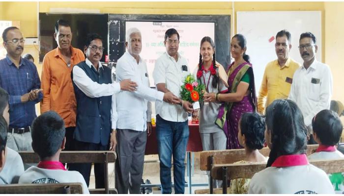 साहित्य संमेलन विद्यार्थ्यांना दिशा देईल