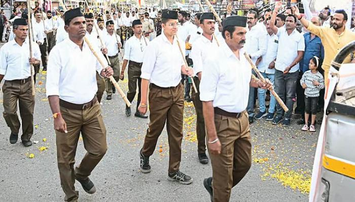 वडूज शहरातून स्वयंसेवकांचे शिस्तबद्ध संचलन