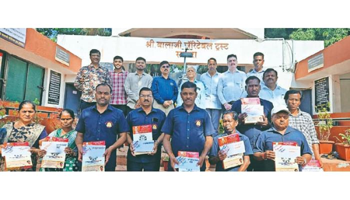 कैलास स्मशानभूमीच्या सेवकांना बोनस वाटप; 1 पगार आणि दिवाळी साहित्याचे किट बोनस