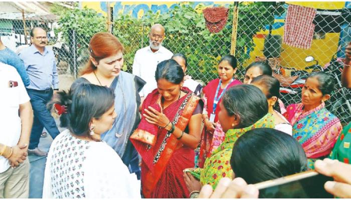 सासपडे प्रकरणी जलदगती न्यायालयात खटला चालवला जाणार; रूपाली चाकणकर; चव्हाण कुटुंबीयांचे केले सांत्वन