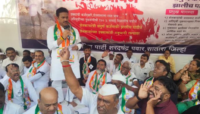 महायुती सरकारने जाहीर केलेले पॅकेज फसवे; प्रदेशाध्यक्ष आमदार शशिकांत शिंदे; राष्ट्रवादी शरद पवार गटाची साताऱ्यात काळी दिवाळी