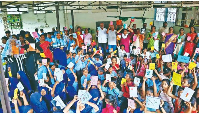 जातीभेदाच्या भिंती तोडून सर्वधर्मीय विद्यार्थांनी शुभेच्छापत्रे तयार करण्याचा घेतला आनंद; खरोखरची हॅपीवाली दिवाली