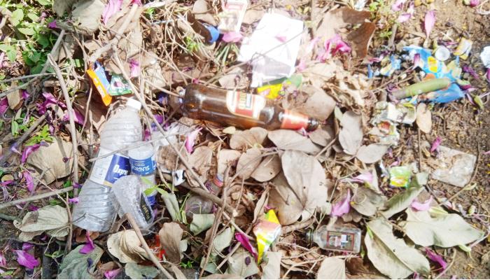 जिल्हा परिषदेच्या मैदानावर ' रात्रीस खेळ चाले' ; मैदान झाले ओपन बार अस्वच्छतेचे आगार