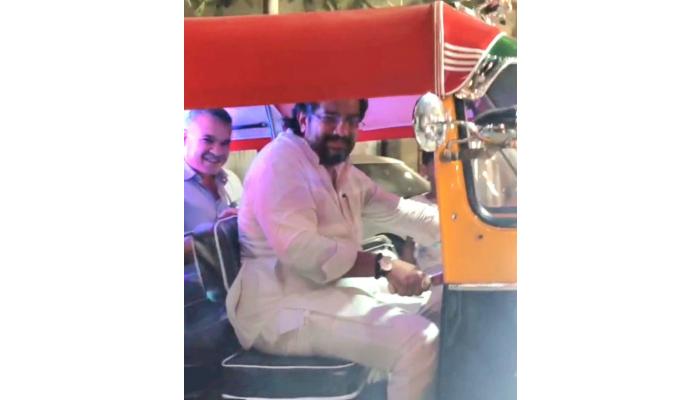 कार्यकर्त्यांच्या आग्रहाखातर मंत्री शिवेंद्रसिंहराजे भोसले यांच्या हाती रिक्षाचं स्टिअरिंग; अनोखी झलक पाहण्यासाठी नागरिक आणि कार्यकर्त्यांची गर्दी