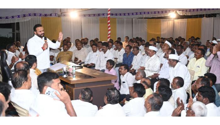 खटाव आणि माण तालुक्यातील पदाधिकारी, कार्यकर्त्यांचा ना. गोरेंकडे स्वबळाचा आग्रह; विकासकामांच्या जोरावर शतप्रतिशत विजयाचा मंत्र्यांनी दिला कानमंत्र