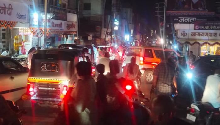 दिवाळीच्या मुहूर्तावर राजवाडा परिसरातील लाईट गुल; सदन येथील डीपी पेटल्याने अडचण,सातारकरांची अंधारात खरेदी