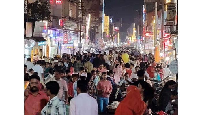 खरेदीसाठी सातारकरांची बाजारपेठांत उसळली गर्दी; कपडे, फटाके, फराळाच्या साहित्याला मागणी