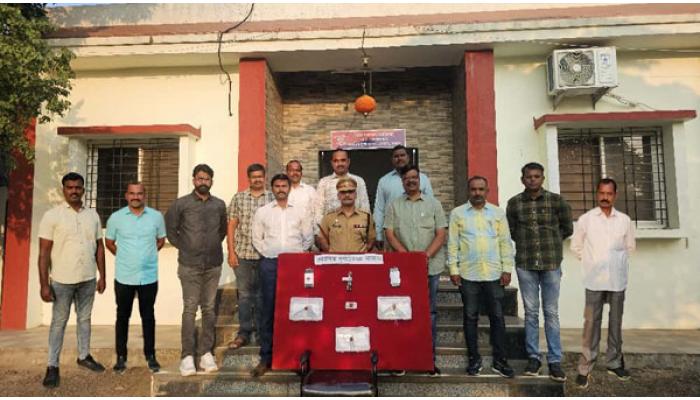 विनापरवाना शस्त्रे बाळगणार्या तिघांना करवडीत अटक; स्थानिक गुन्हे शाखेची कारवाई; तीन गावठी पिस्तूल, काडतुसे जप्त