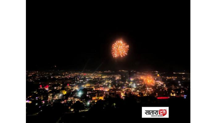 सातारा जिल्ह्यात प्रचंड उत्साहात पारंपारिक लक्ष्मी पूजन; फटाक्यांच्या आतषबाजीने उजळला आसमंत