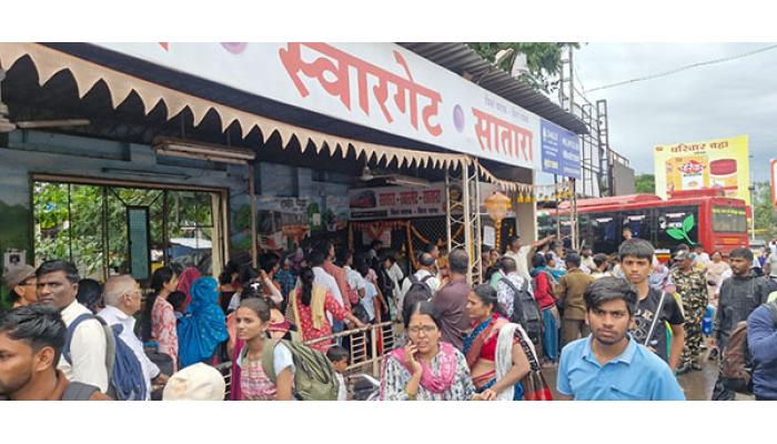 सातारा बसस्थानक हाऊसफुल्ल; चाकरमानी परतीच्या प्रवासाला, महामार्गावर वारंवार वाहतूक कोंडीने प्रवाशांमधून संताप