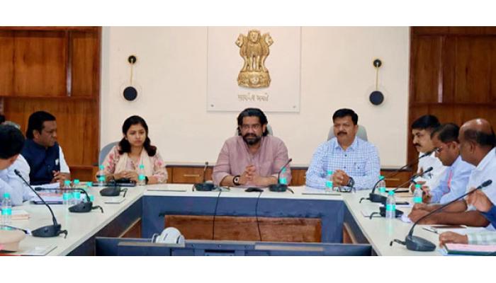 सातारा-लोणंद-शिरवळ रस्ता रुंदीकरणाची कामे दर्जेदार करावीत; सार्वजनिक बांधकाम मंत्री शिवेंद्रसिंहराजे भोसले यांची जिल्हाधिकारी कार्यालयात बैठक