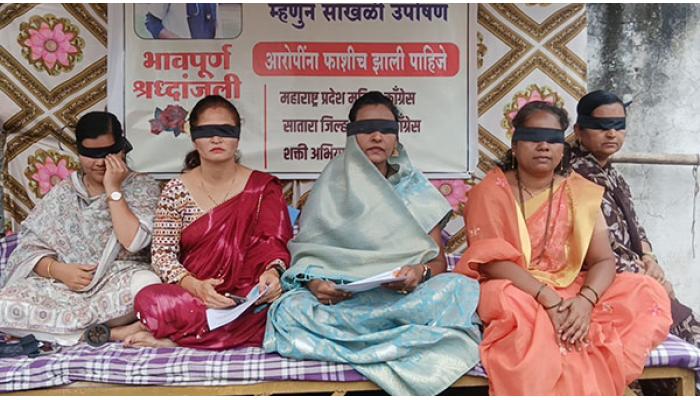 काँग्रेसच्या महिला आघाडीचे साताऱ्यात धरणे आंदोलन; डोळ्यावर काळी पट्टी बांधून निषेध नोंदवला, डॉक्टर महिलेच्या आत्महत्या प्रकरणातील व्यक्ती विरोधात गुन्हे दाखल करण्याची मागणी