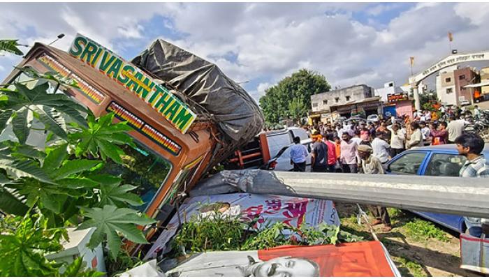 खंडाळ्यात चालकाचे नियंत्रण सुटल्याने लाईटच्या खांबाला धडक देत ट्रक पलटी; विचित्र अपघातात अकरा लाख रुपयांचे नुकसान