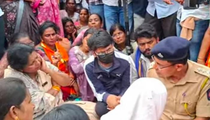 सुषमा अंधारे यांची महिला डॉक्टरच्या आत्महत्या प्रकरणात आक्रमक भूमिका; 6 जणांची नावे रेकॉर्डवर् घ्यावी म्हणून ठिय्या आंदोलन; गंभीर आरोप