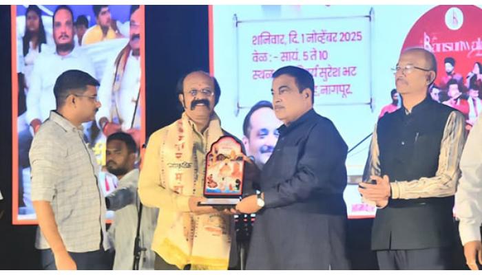 केंद्रीय मंत्री नितीन गडकरी यांच्या हस्ते सुहास राजेशिर्के यांचा विशेष सन्मान