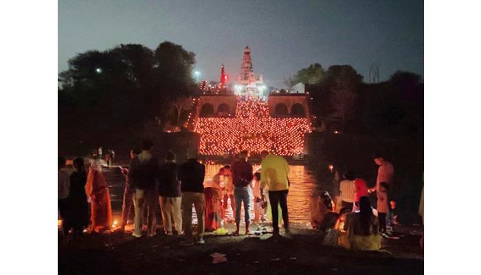 त्रिपुरारी पौर्णिमेच्या सायंकाळी हजारो पणत्यांनी उजळली मंदिरे; सातारा जिल्ह्यातील विविध मंदिरात दीपोत्सव साजरा