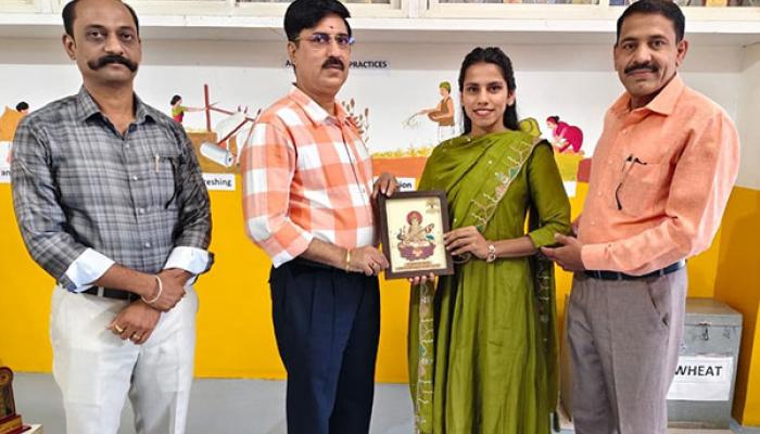 धावपटू सुदेष्णा शिवणकरचा राजेंद्र चोरगे यांच्या हस्ते सत्कार; दक्षिण आशियाई ॲथलेटिक्स स्पर्धेच्या कामगिरीची दखल