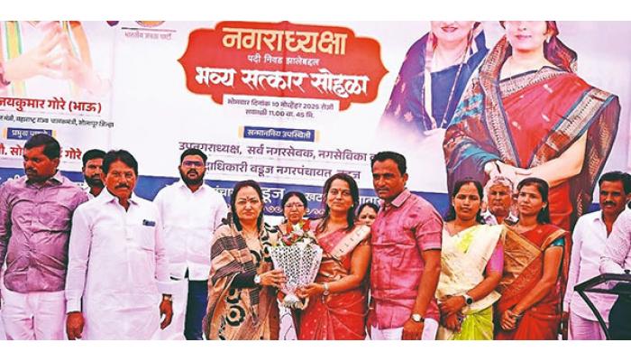 सौ. स्वप्नाली गोडसे यांची वडूज नगराध्यक्षपदी बिनविरोध निवड; आगामी काळात शहराच्या सर्वांगिण विकासासाठी आपण कटीबध्द