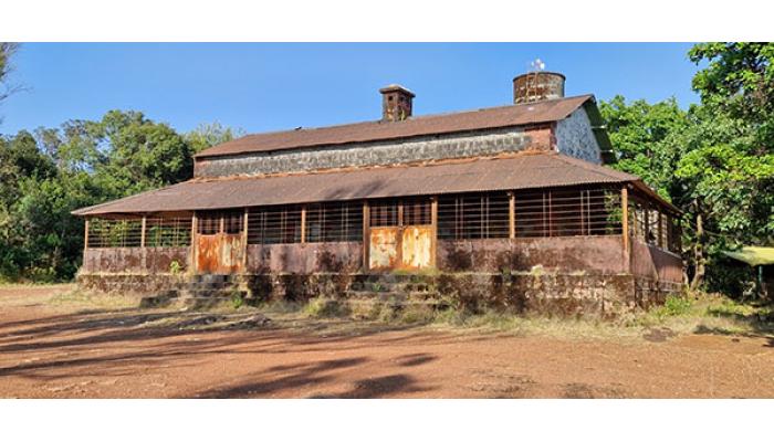 कासमधील पर्यटकांचा ऐतिहासिक बंगला कुलूपबंद दारे खिडक्या गंजून गेल्या; विघ्नसंतोषी लोकांकडून बंगल्याची नासधूस