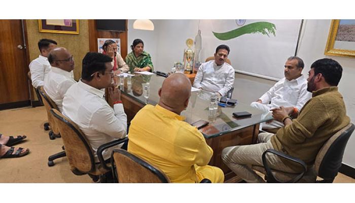 राष्ट्रवादीकडे इच्छुकांची गर्दी; महायुतीची साताऱ्यामध्ये कमरा बंद खलबते, प्रदेशाध्यक्ष शशिकांत शिंदे यांनी घेतला आढावा, समविचारी पक्षांशी महत्त्वपूर्ण चर्चा