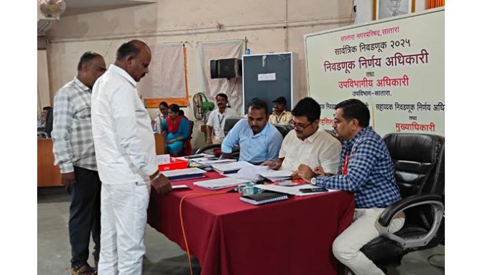 सातारा पालिकेत पहिला अर्ज दाखल; खासदार उदयनराजे भोसले यांचे कट्टर समर्थक वसंत लेवे यांची प्रभाग 11 मधून अपक्ष उमेदवारी