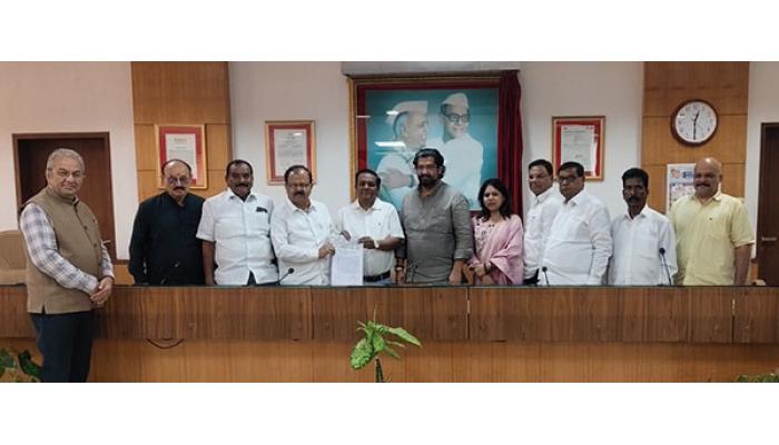 ऐतिहासिक साहित्य संमेलनासाठी सातारा जिल्हा बँकेकडून २५ लाखांचा धनादेश सुपूर्द